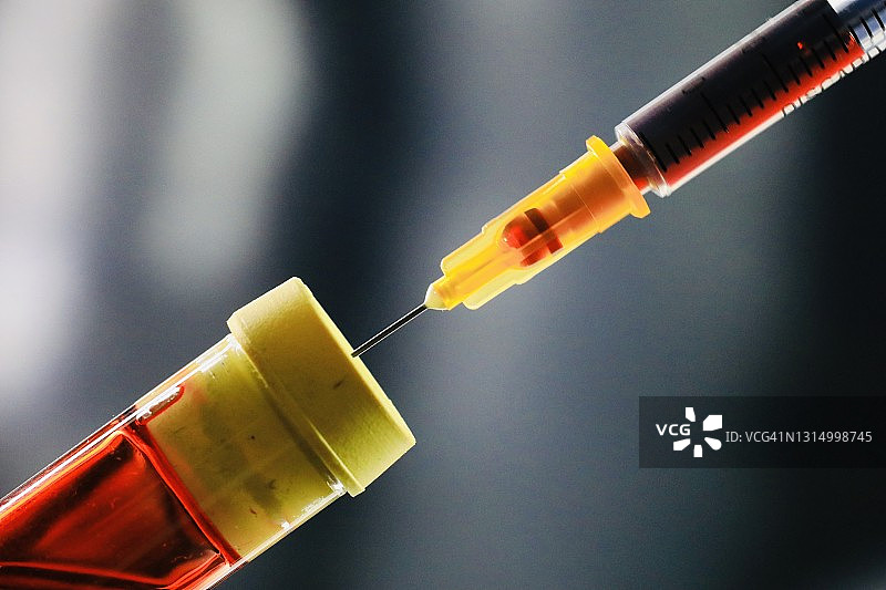 疫苗药瓶和注射器图片素材