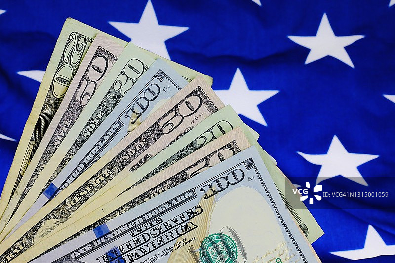 美国国旗上的各种美元纸币图片素材