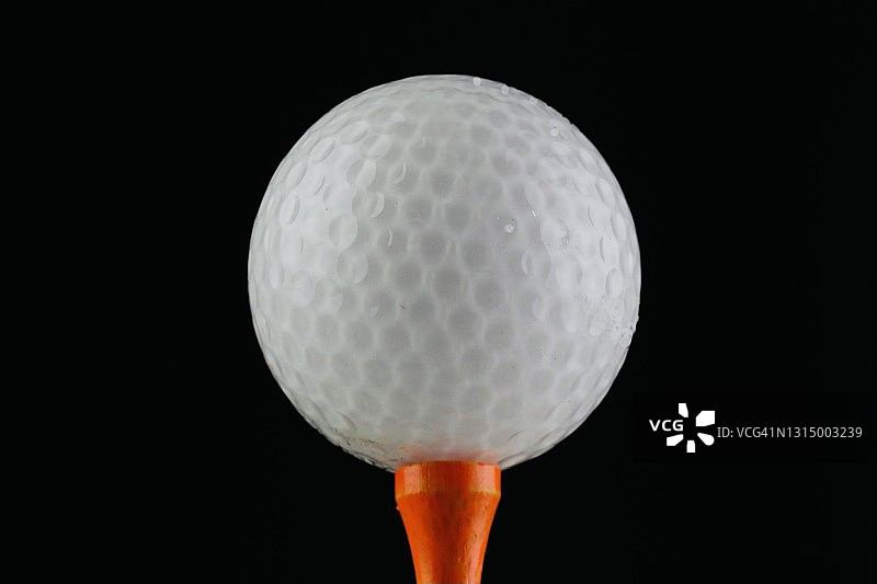 黑色背景上的高尔夫球特写图片素材