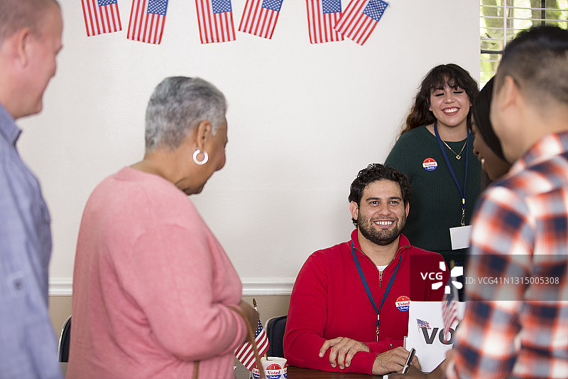 投票站的选民图片素材