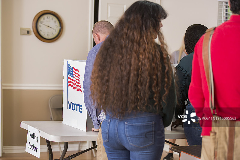 投票站的选民图片素材