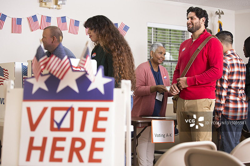 投票站的选民图片素材