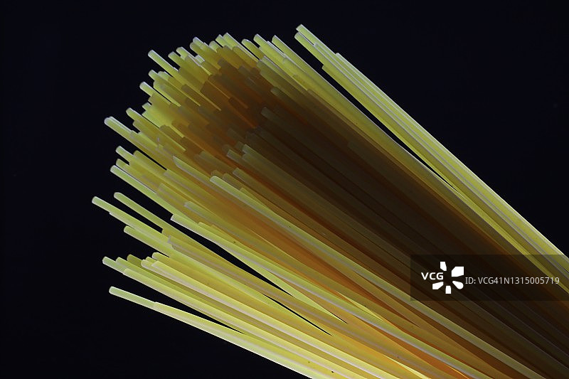 黑色背景上的意大利面图片素材