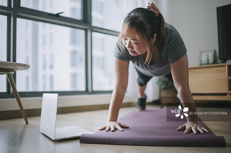 周末在家锻炼的亚洲华裔积极女性图片素材