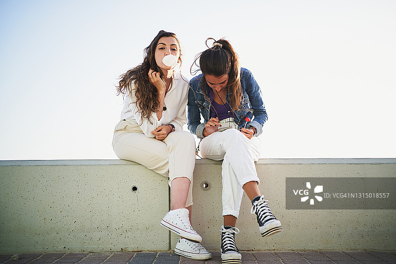 坐在墙上的女人图片素材