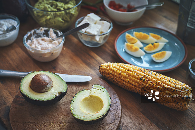 准备牛油果番茄菲达奶酪三明治图片素材