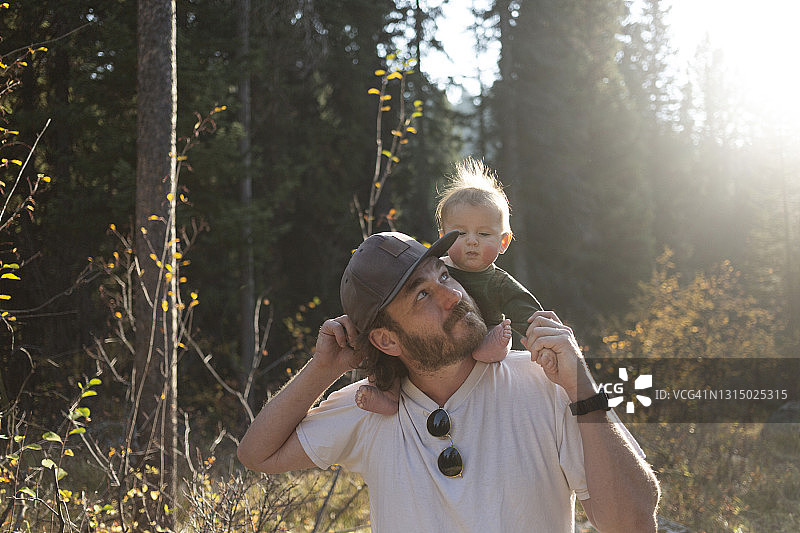 坐在爸爸肩膀上的男孩图片素材