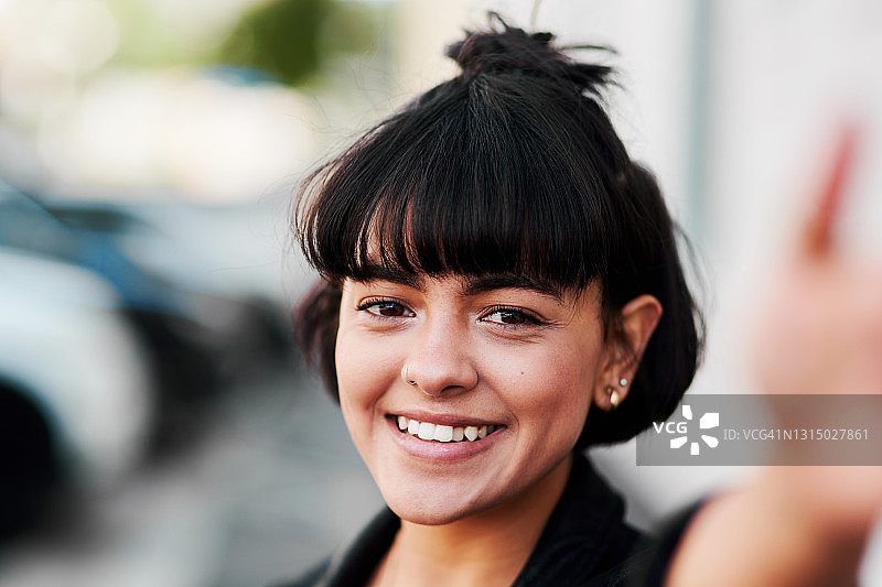 年轻女子站在户外图片素材