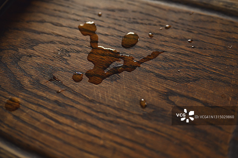 木质表面水滴特写，湿木纹理。水滴落在木板上，有文字或创意设计的空白区域图片素材