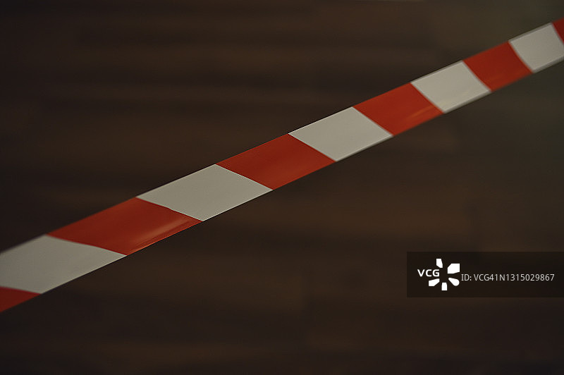 棕色背景上的保护胶带：封锁，禁区图片素材