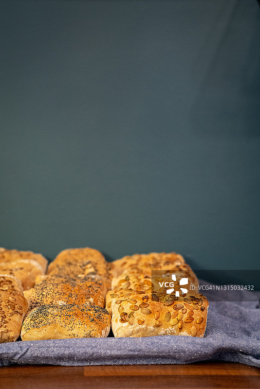 新鲜出炉的面包特写图片素材