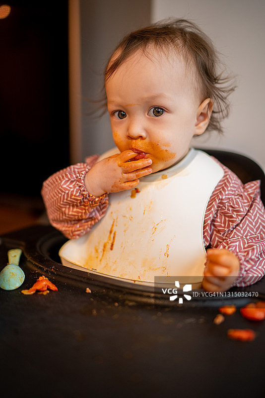 在家享受美味餐点的儿童图片素材