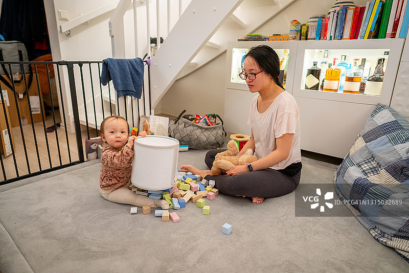 在挪威奥斯陆，妈妈和女婴的玩耍时光图片素材