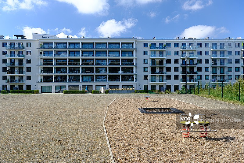 前纳粹建筑中现代公寓的游乐场图片素材