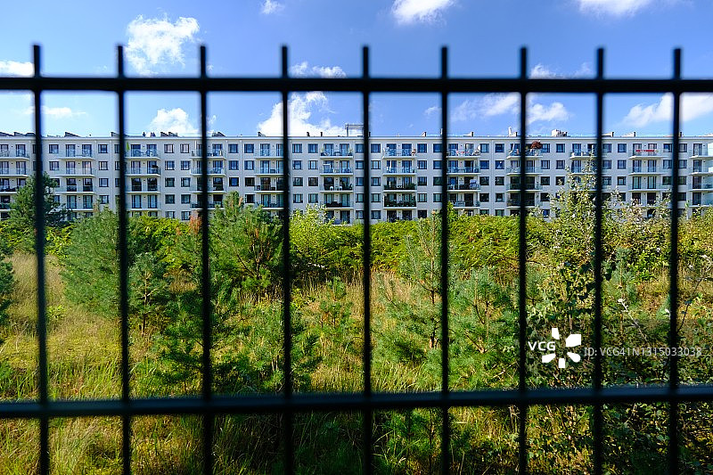 前纳粹建筑中的绿色现代公寓图片素材