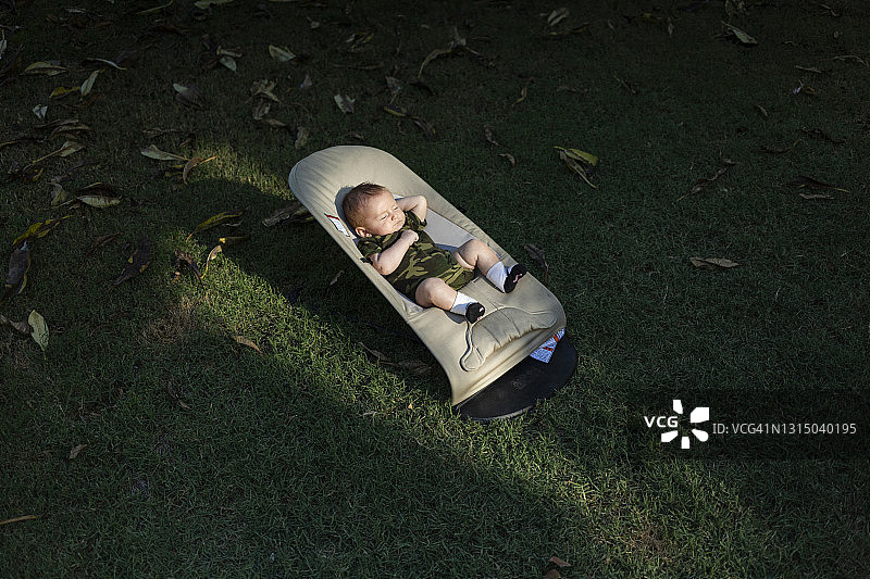 在摇椅上的宝宝图片素材