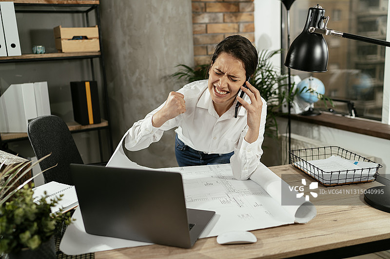 女建筑师在办公桌前图片素材