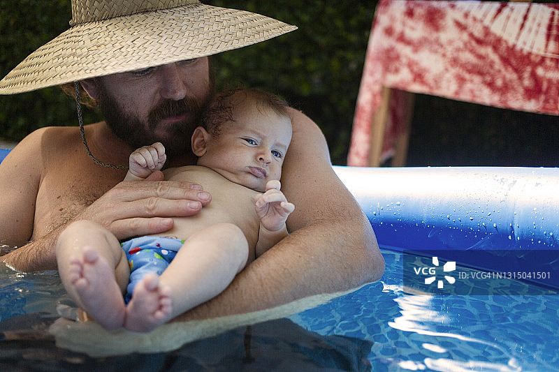 在游泳池里的父子图片素材