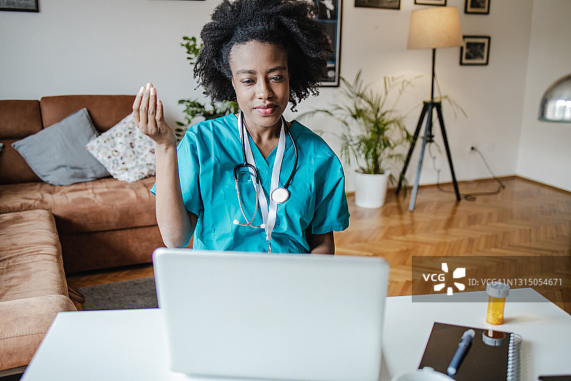 女医生通过视频通话与患者在线交流图片素材