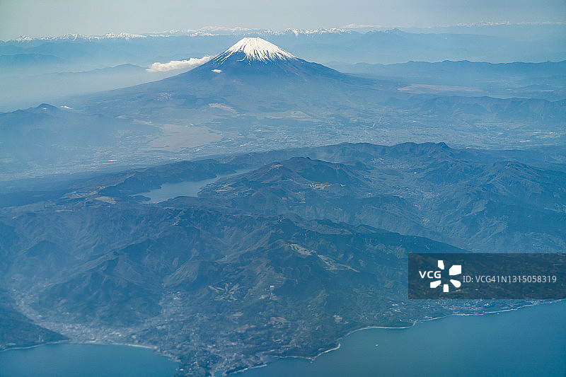 飞机航拍日本富士山和箱根山雪景图片素材