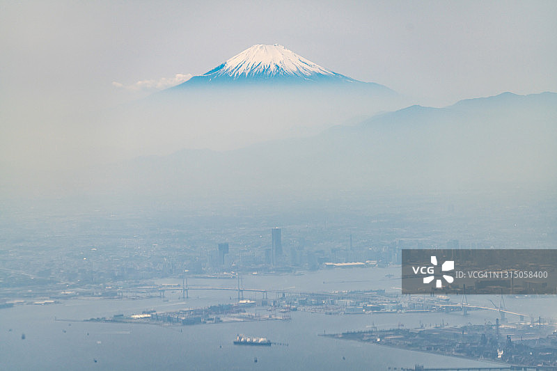 飞机航拍日本富士山和横滨市图片素材