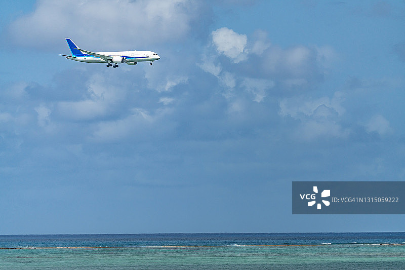冲绳海滩上空的飞机（日本）图片素材