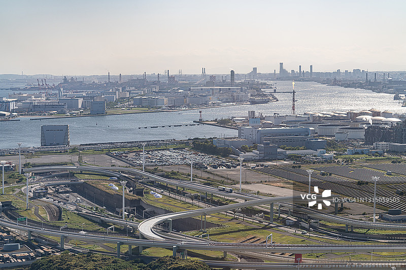 从飞机上俯瞰日本川崎市的城市高速公路图片素材