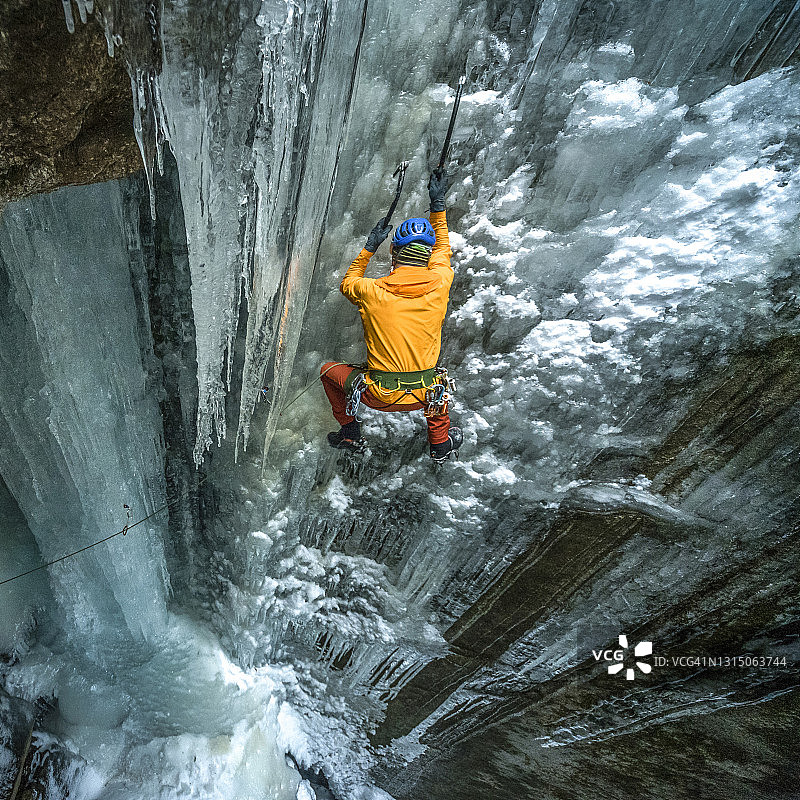 峡谷中攀登冰冻瀑布的冰 Climber 的航拍视角图片素材