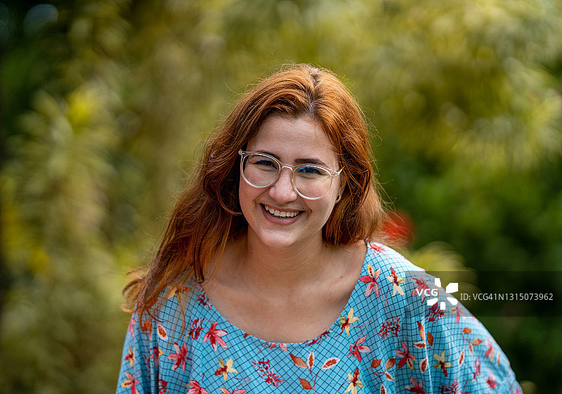 红发的年轻女子图片素材