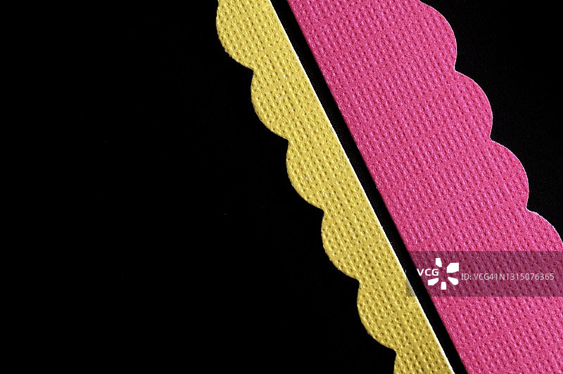 黑色背景上的彩色纸张图片素材