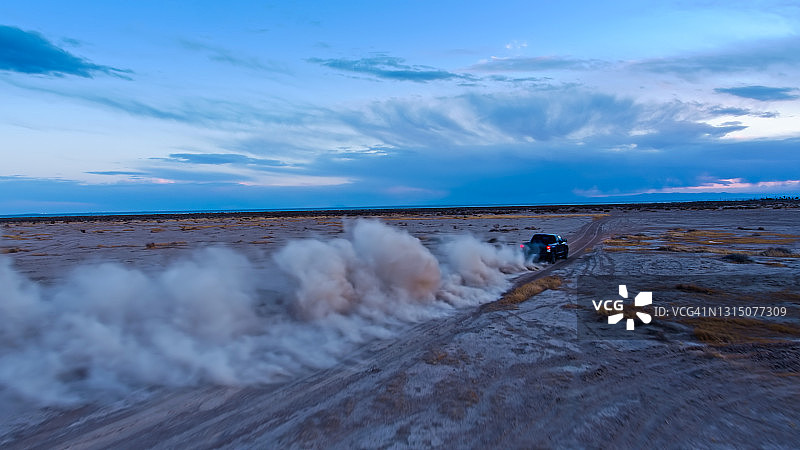 皮卡车在沙漠中疾驰的航拍视角图片素材