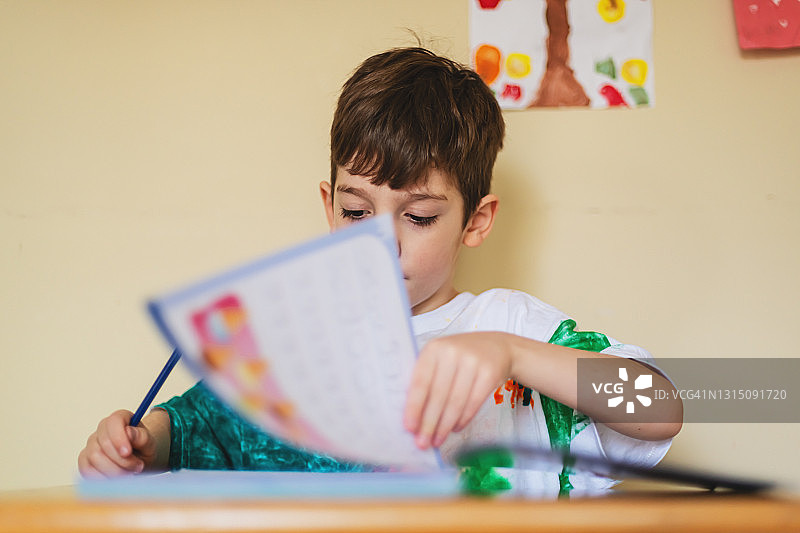 男孩练习手写图片素材