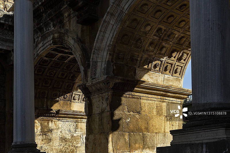 土耳其安塔利亚市古老的哈德良门遗址图片素材