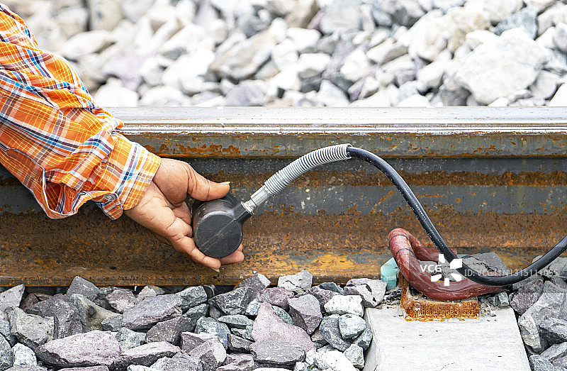 工程师检查在建铁路图片素材