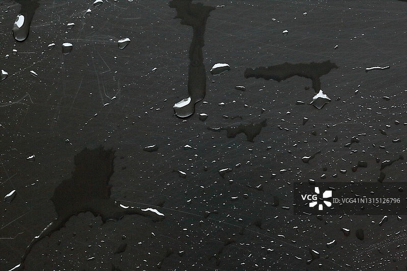 黑色背景上的水滴图片素材