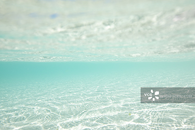 水面下的波纹阳光反射图片素材