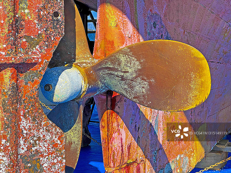 黄铜船用螺旋桨和方向舵特写图片素材