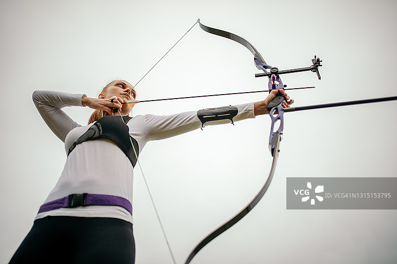空旷场地上的射箭训练图片素材