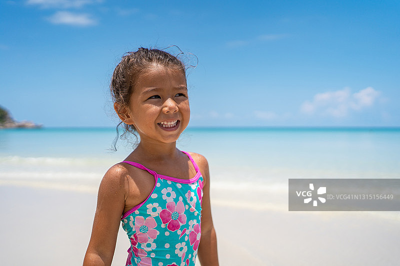在海滩上微笑的女孩图片素材