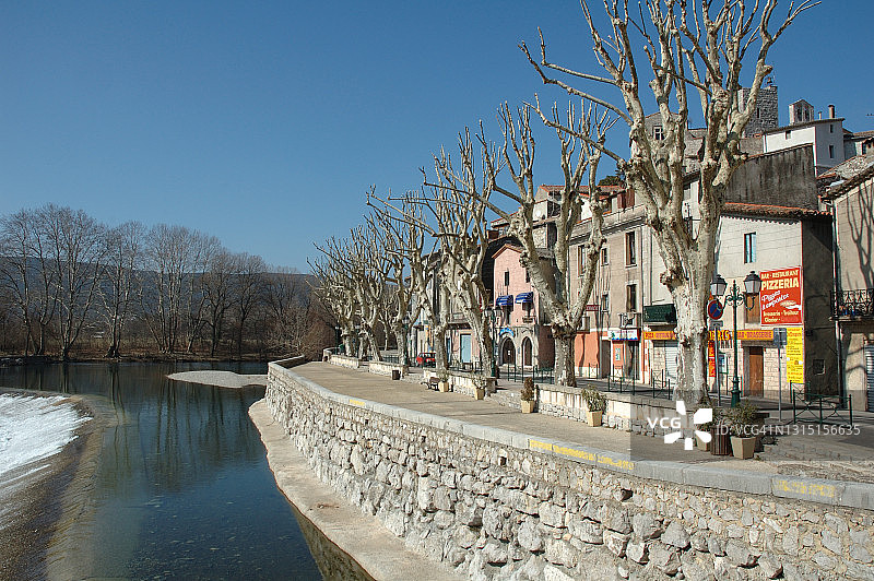 拉罗克，俯瞰埃罗河的村庄和城堡图片素材