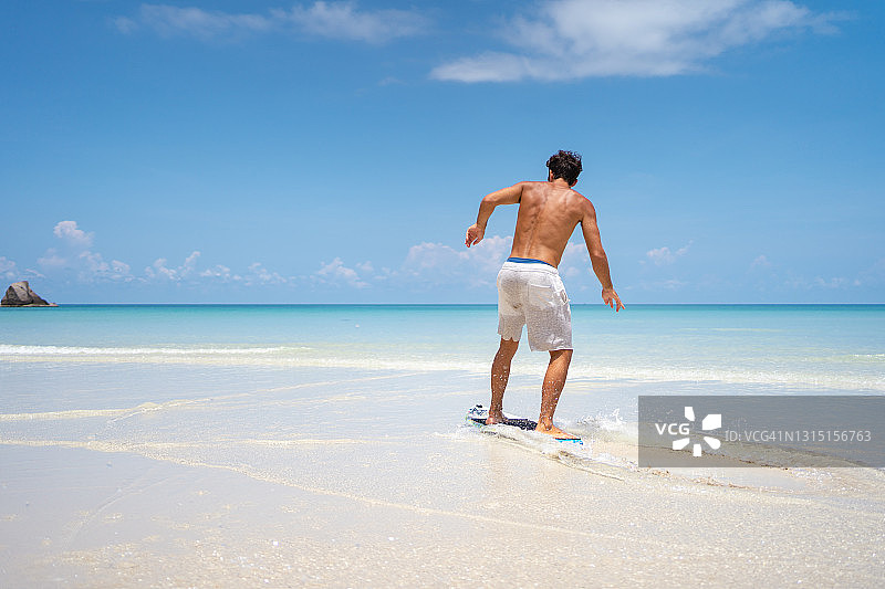 男人冲浪图片素材