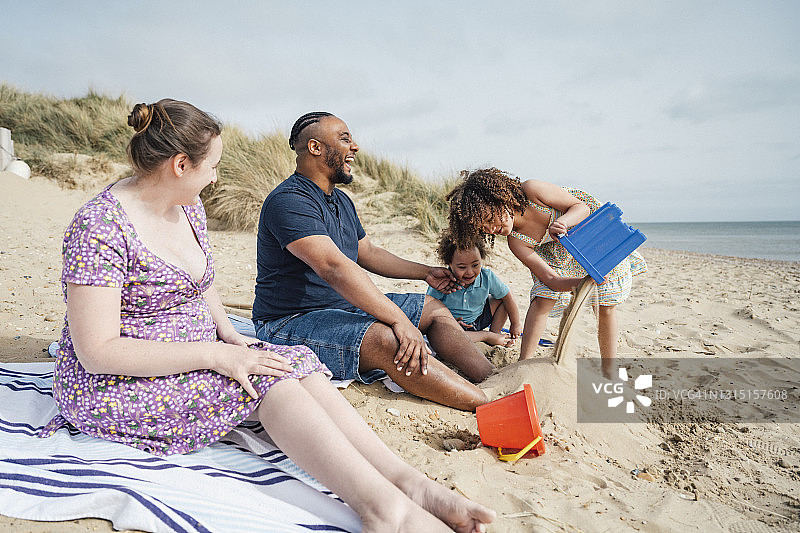 在坎伯沙滩度假的多元种族英国家庭图片素材