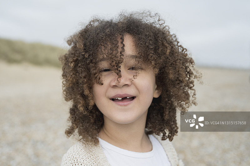 在海滩上行走的快乐英国女孩头像图片素材