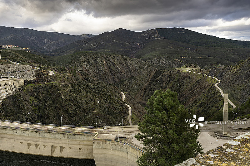 阿塔萨水坝的日落，马德里周边地区的水库图片素材
