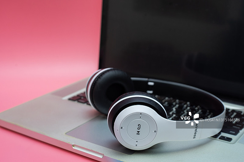 笔记本电脑上的耳机图片素材