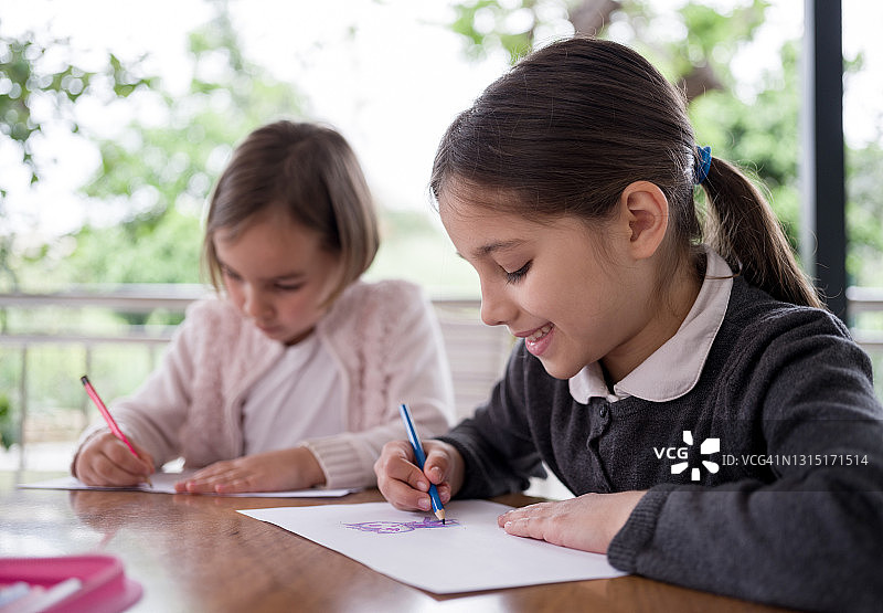 姐妹俩画画图片素材