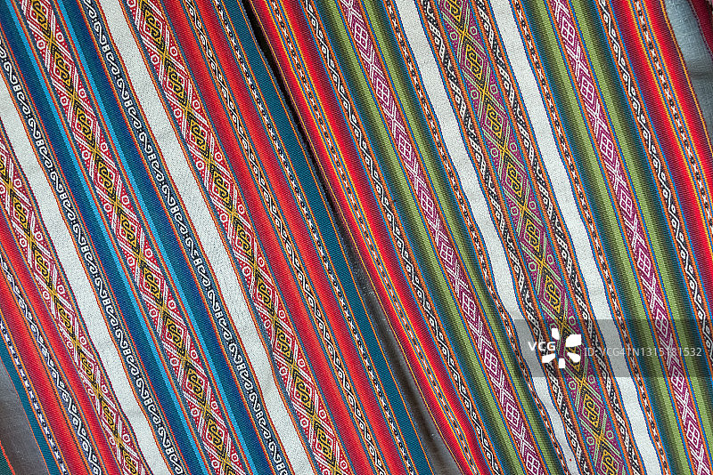 秘鲁圣谷钦切罗当地妇女制作的彩色织物特写图片素材