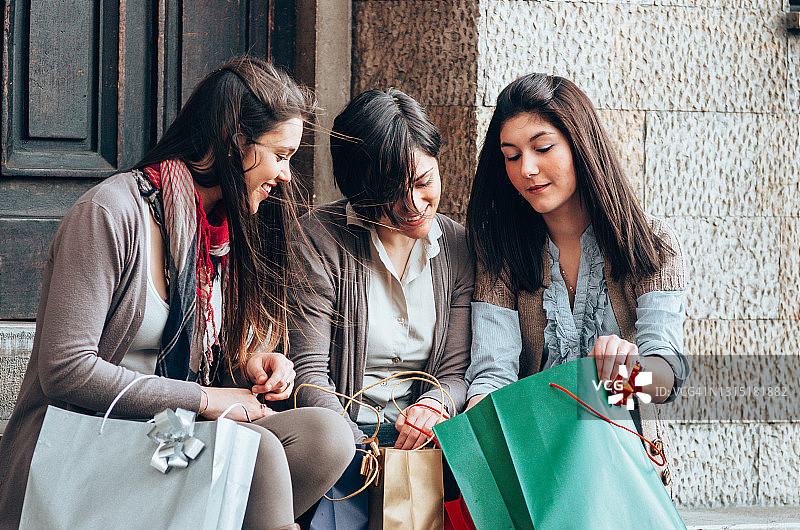 购物后在台阶上休息的朋友们图片素材
