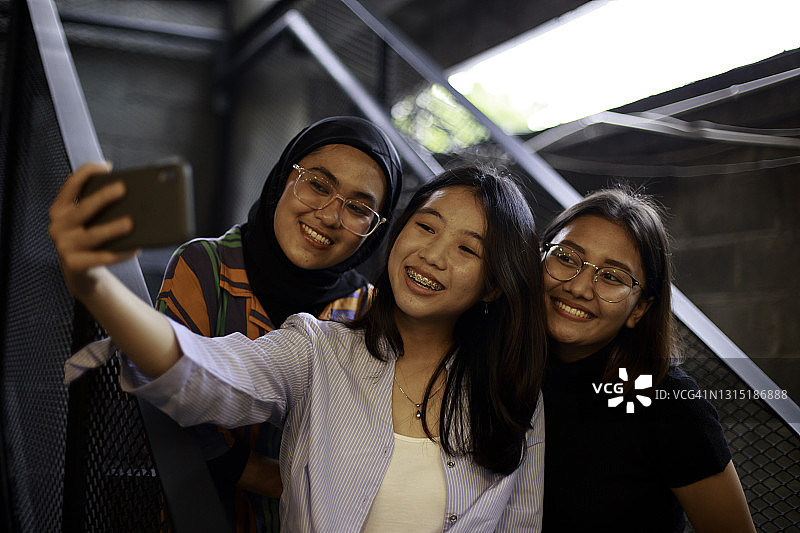 一群年轻的亚洲女性自拍图片素材