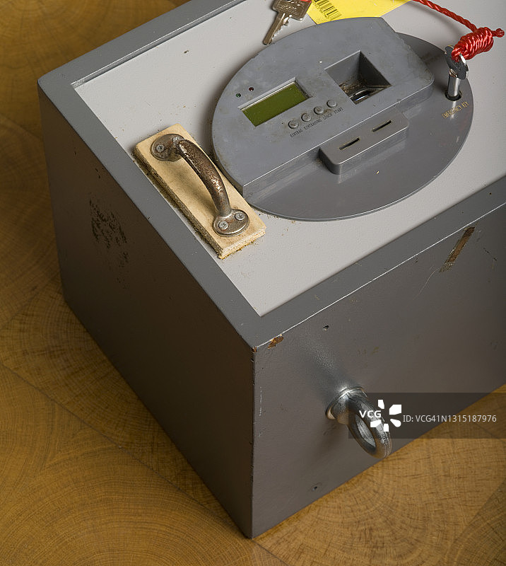 带指纹锁的钢制保险箱图片素材